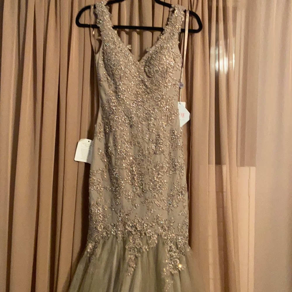 🎉💕 FLASH SALE 💕🎉 Glow evening / prom dress - Picture 1 of 6